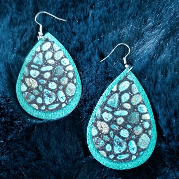 Jewelry - WATERPROOF DANGLE EARRINGS